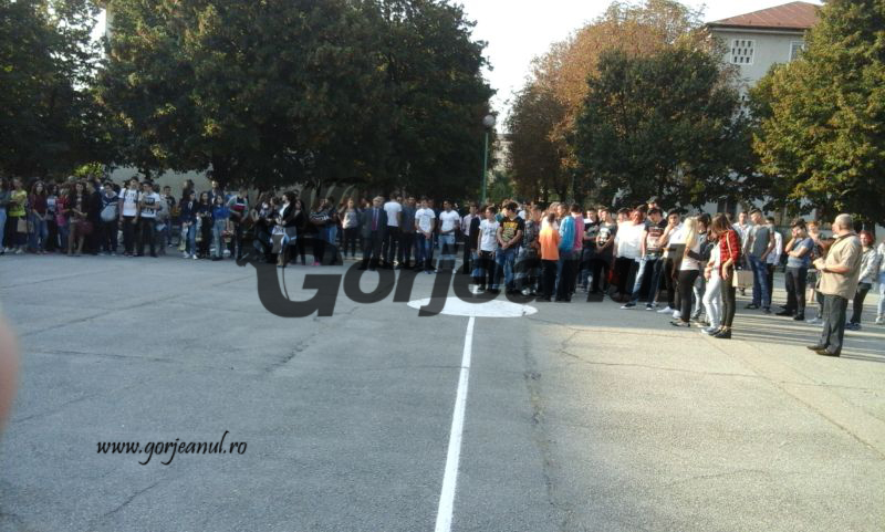 Specialiștii antidrog, în mijlocul elevilor