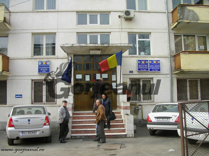 Sute de petiţii, pe masa funcţionarilor Casei Judeţene de Pensii