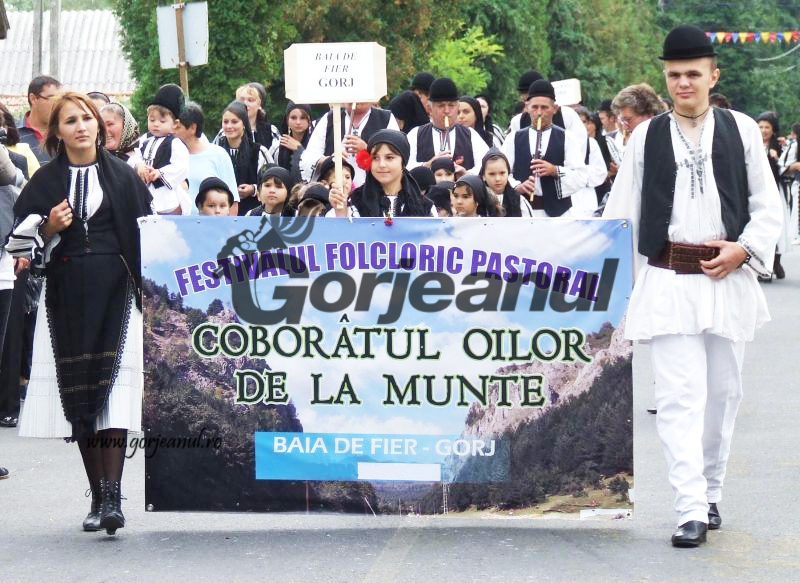 Și în acest an la mijloc de răpciune/Din munţii Gorjului se coboară oile