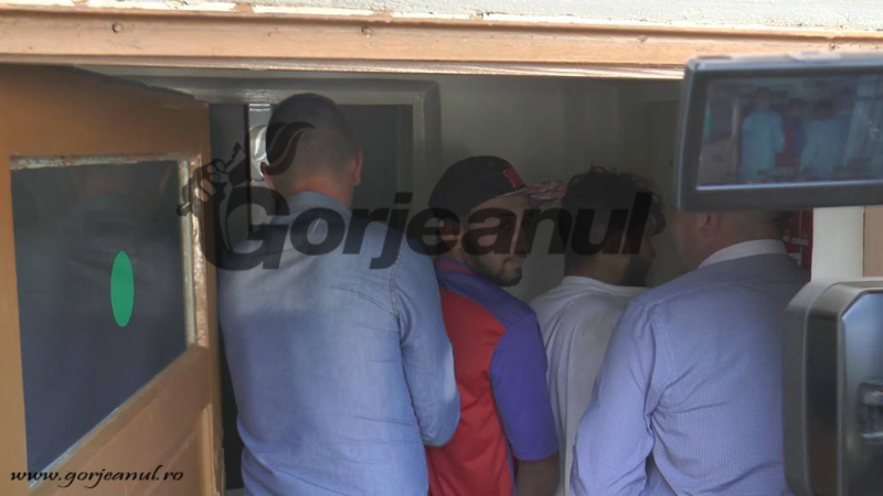 Hoți opriți de polițiști cu focuri de armă