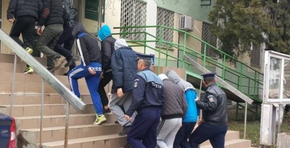 Zeci de persoane arestate după percheziții! Târgujieni păcăliți după ce s-au ”împrietenit” cu infractorii