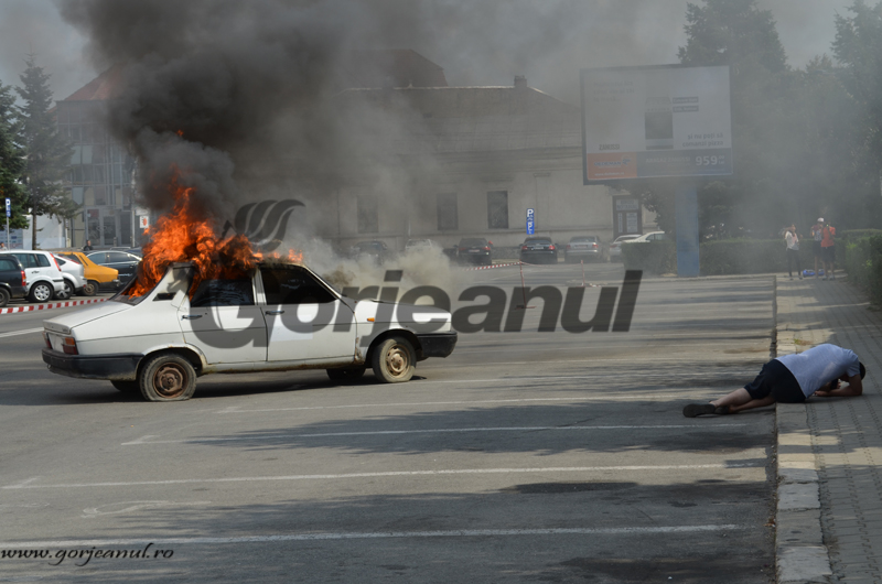 Mașină cuprinsă de flăcări în fața spitalului