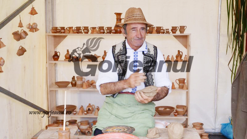 Meșter popular din Gorj, la Târgul Olarilor de la Sibiu