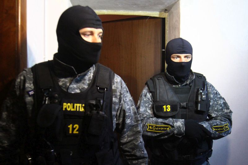 Percheziții în Prahova și Ilfov pentru prinderea unor hoți care acționau și în Gorj