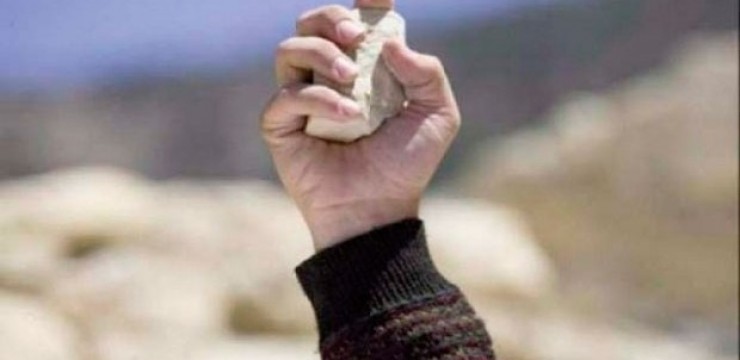 Bărbat atacat cu pietre lângă saivane