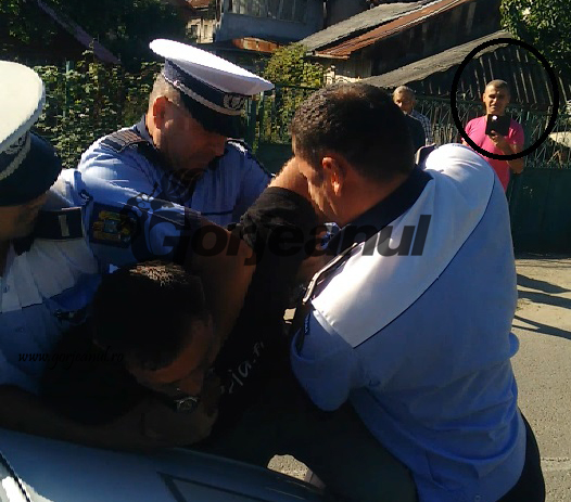 Anchetă la Poliție, după imobilizarea și încătușarea unui șofer