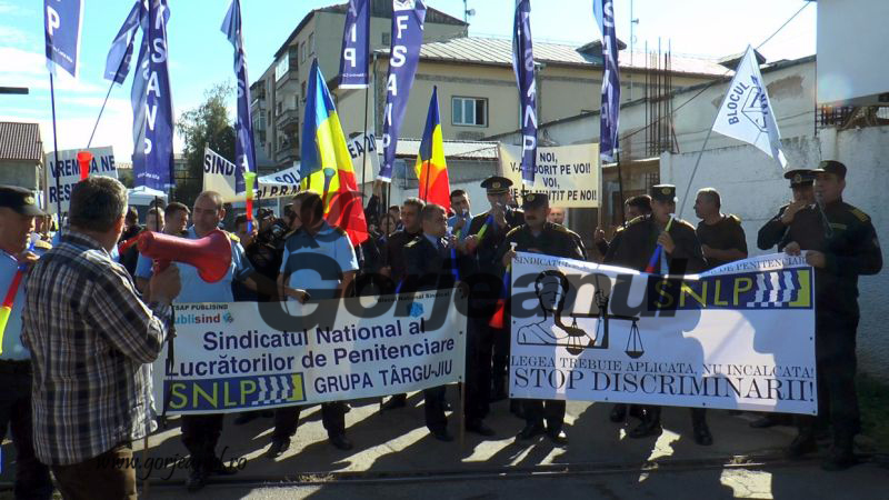 În cadrul unui protest organizat/Salariaţii Penitenciarului Târgu-Jiu au cerut demisia ministrului Justiţiei