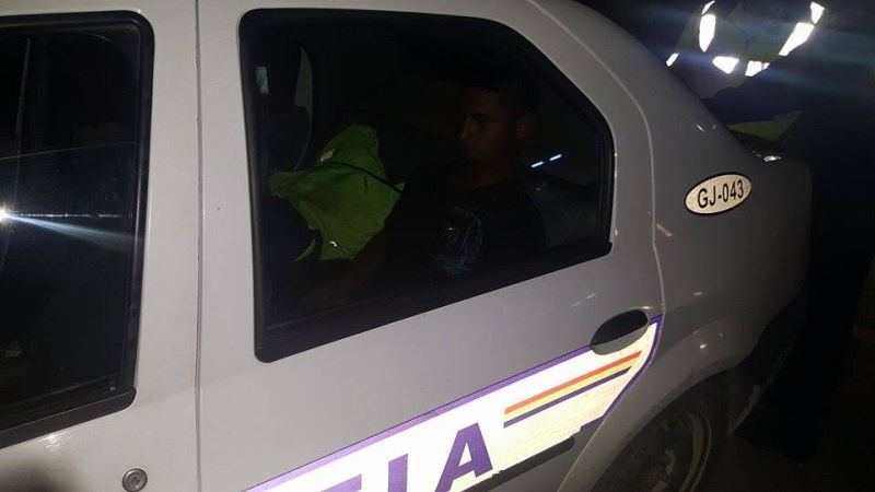 Beat criță, un tânăr s-a oprit cu mașina în stâlp