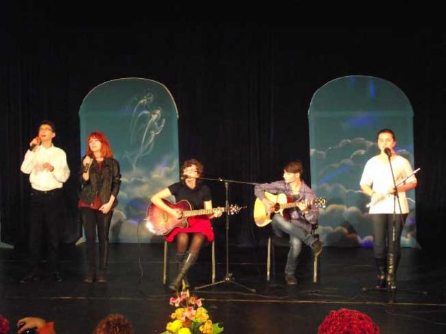 Elevii pasionați de folk, așteptați să se înscrie la Festivalul ”Toamna baladelor”