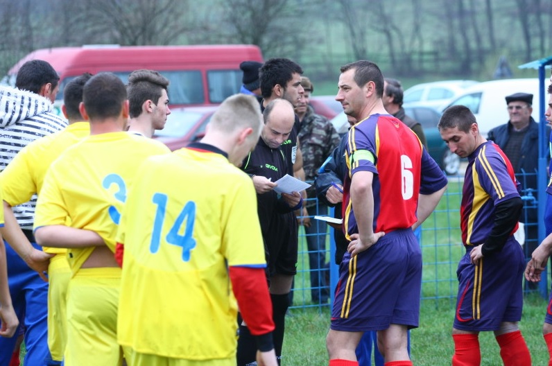 Fotbaliștii de la Viitorul Cătunele, interziși de doctor pe teren