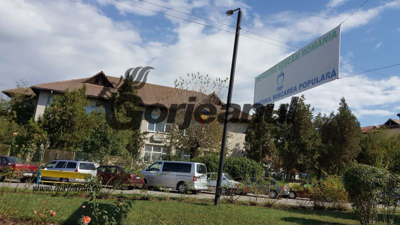 Bannerele PMP de la Motru au fost date jos, afișele ALDE la Târgu-Jiu au rămas