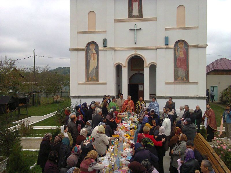 Hramul Sfintei Cuvioase Parascheva, în Parohia Rășina II («Vârfu Viei»), din Orașul Țicleni, Gorj
