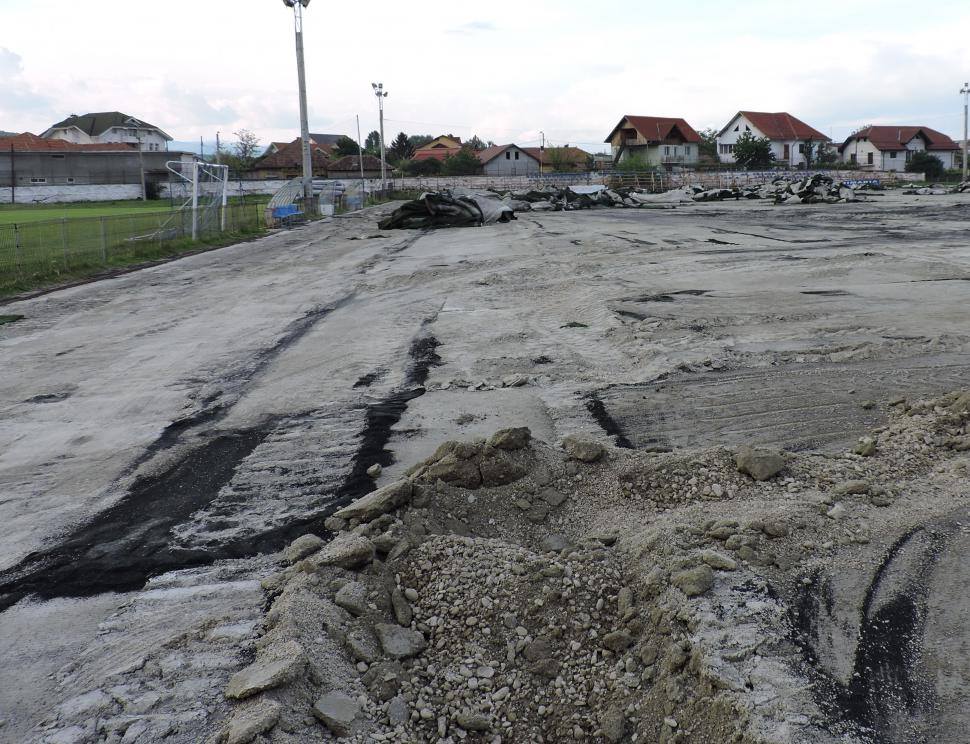 Juniorii nimănui! Lucrările de la “sintetic” se tot amână