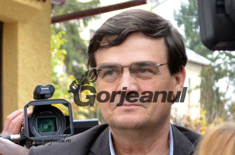 În timp ce încurajează Pandurii să intre în teren / Condescu așteaptă la vestiare să le vândă tot