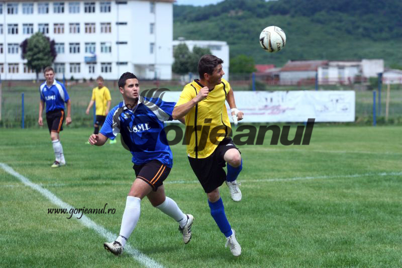 Se menţin liderii de la judeţ