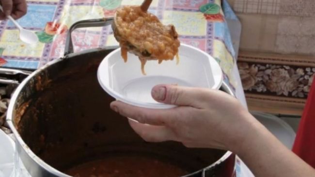 Masă caldă pentru elevii din Polovragi