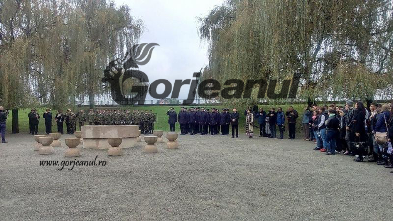 Procesiune de amploare, dedicată Ansamblului Calea Eroilor şi Luptelor de la Podul Jiului