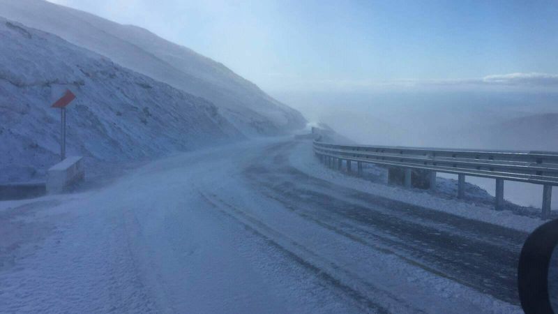 Autoturisme recuperate din zăpadă, pe Transalpina