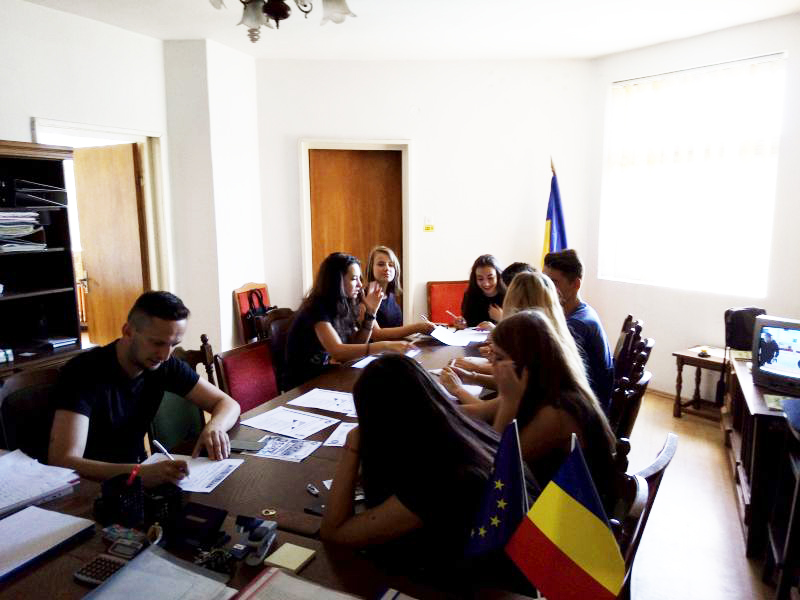 Tinerii voluntari, îndrumaţi prin intermediul unei publicaţii