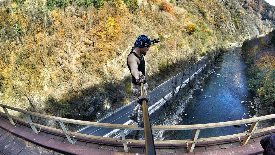 Adrenalină pe Defileul Jiului! ”Spiderman” s-a întors în Gorj pentru aventurile la înălțime