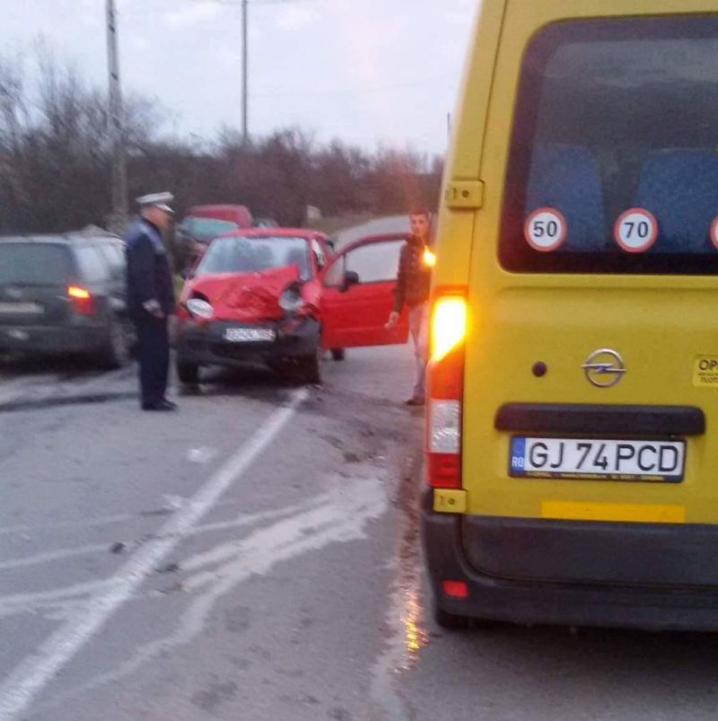 Microbuz şcolar, lovit frontal de o mașină condusă de o femeie