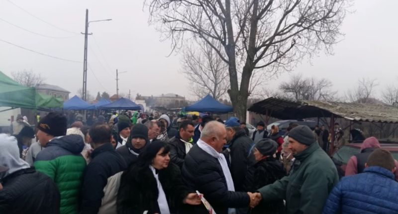 Independenții Călinoiu și Ciocea, în târgul săptămânal de la Logrești