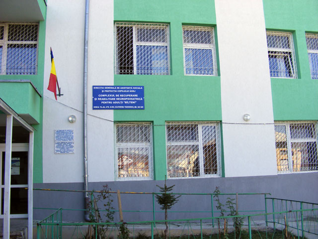 Uși sparte și mai mulți angajați loviți și terorizați de același beneficiar violent de la Centrul din Vădeni