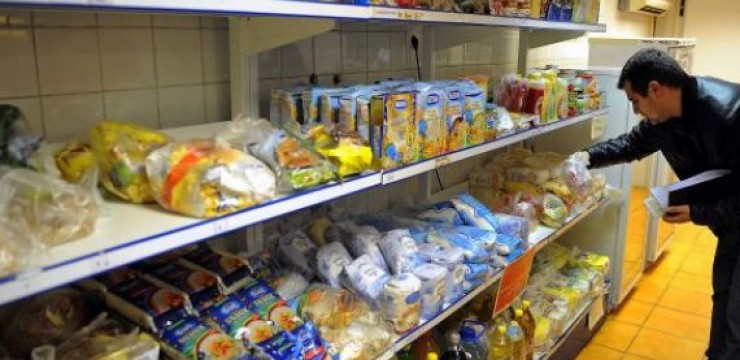 Depozitare incorectă şi alimente cu mucegai la mai multe magazine din judeţ