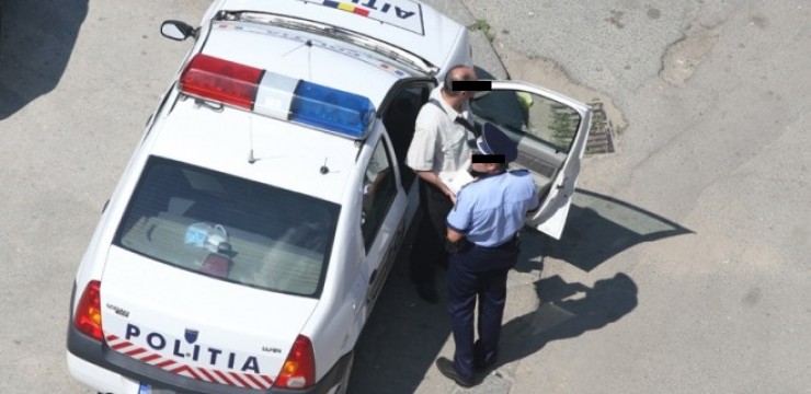 Bărbat condamnat după ce a fost filmat în timp ce îi dădea șpagă unui polițist din Târgu-Jiu