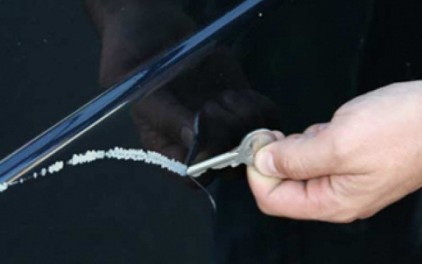 Filmați când zgâriau mașinile cu cheia