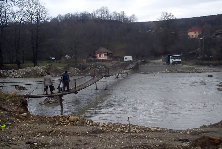 O punte improvizată leagă cele 30 de familii din Peticei de restul lumii