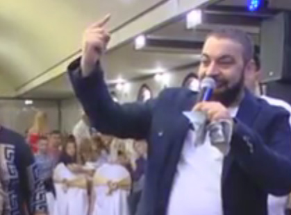 A plecat cu o plasă de bani! Aproape 6.000 de lei în zece minute pentru Florin Salam, la un botez în Târgu-Jiu