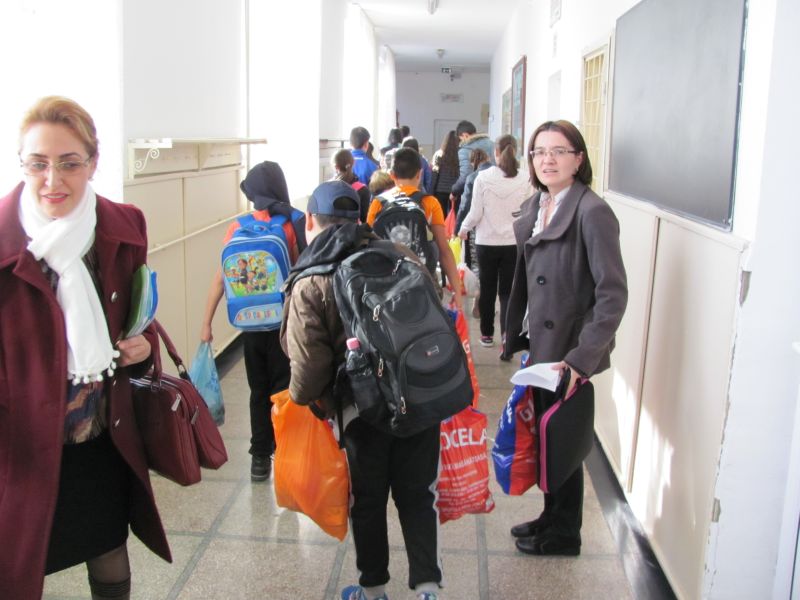 Elevii motreni au donat fructe și legume copiilor și bătrânilor aflați în dificultate