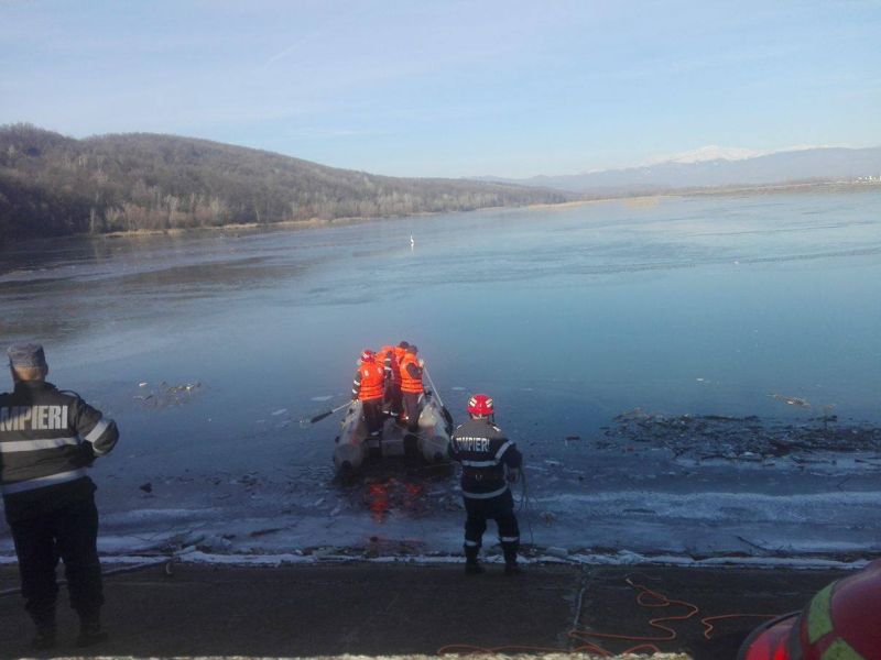 Pompierii, chemați să salveze o lebădă care a rămas captivă în gheață