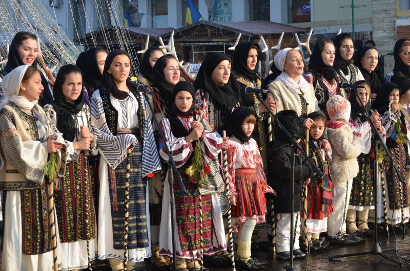 Piața Prefecturii, luată cu asalt de colindători