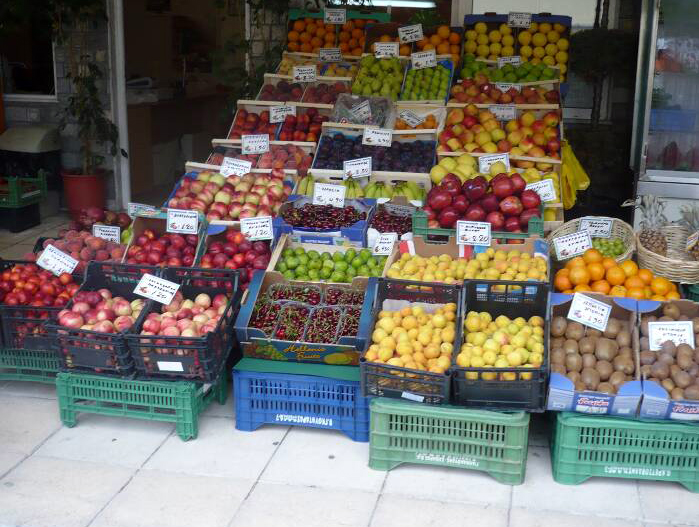 Avertismente de la inspectorii DSVSA pentru magazinele de legume-fructe