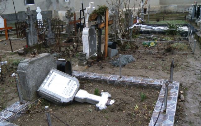 Judecat pentru că a dărâmat cruci prin cimitir