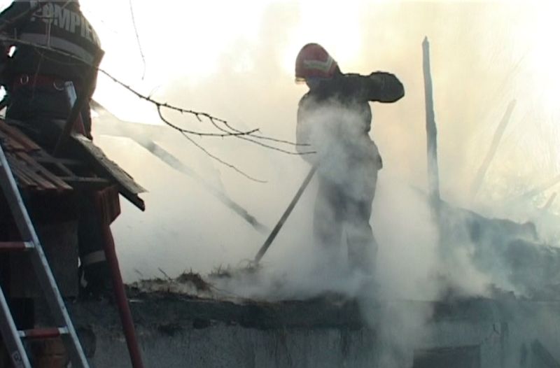 Fânărie mistuită de flăcări