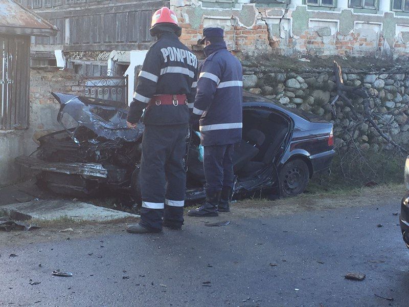 Accident la Novaci: Impact frontal între două autoturisme