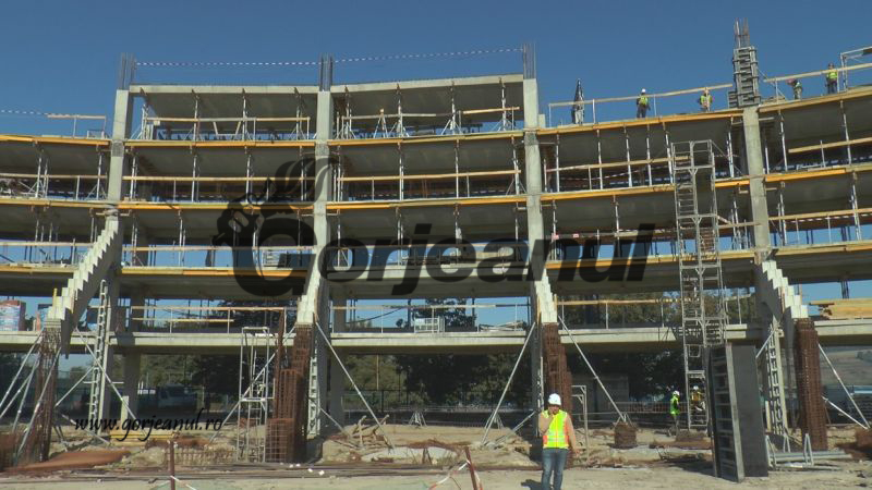Continuă lucrările la Stadionul Municipal şi Sala Sporturilor