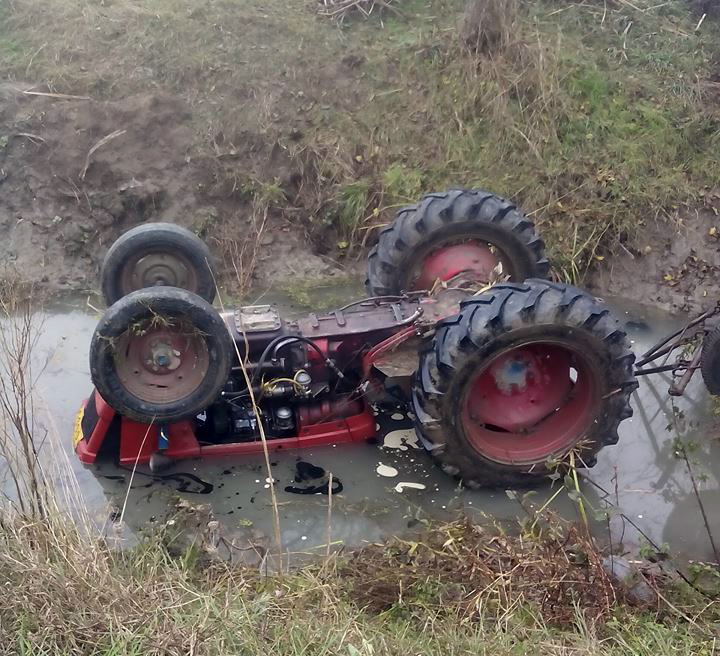 Descoperire șocantă făcută de un pădurar! Bărbat găsit mort sub tractor, la Aninoasa