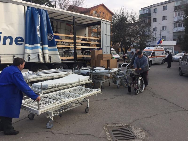 Nemții de la Kliniken Helfen au revenit cu mobilier pentru spital și daruri pentru copii