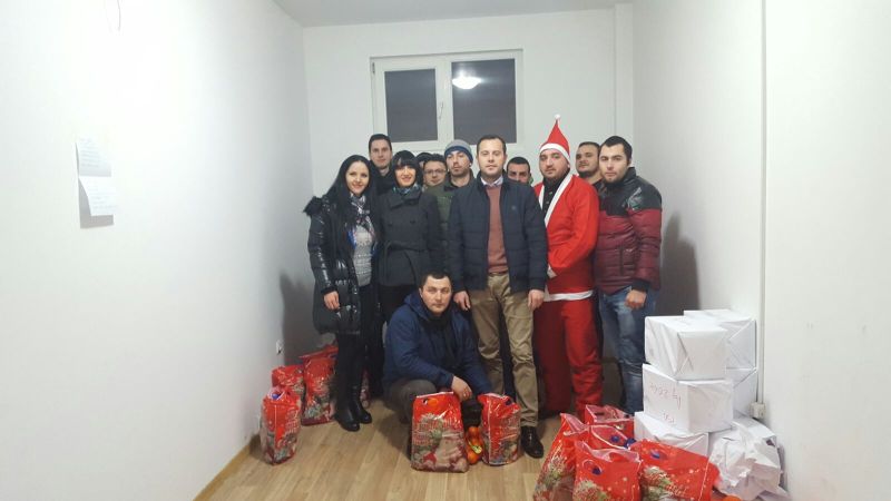 Tinerii social-democrați, cadouri contra zâmbete