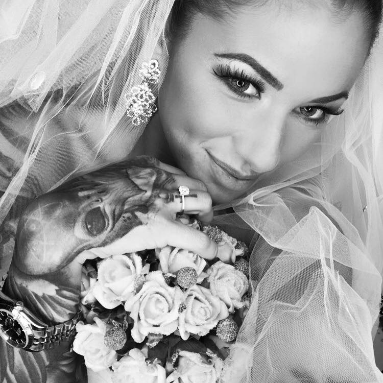 Anunț uimitor făcut de o vedetă din Târgu-Jiu, care s-a fotografiat cu voal de mireasă