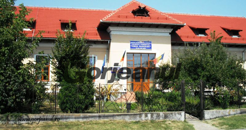 Trei tineri liceeni din Târgu-Jiu, invitați să-și spună părerea cu privire la viitorul Europei