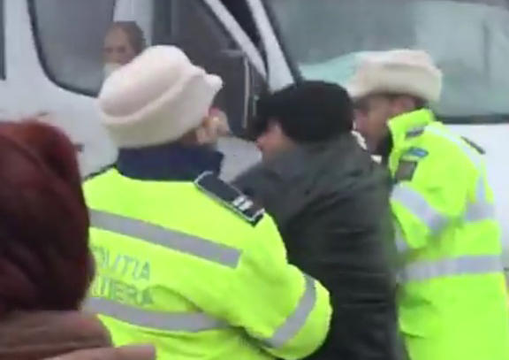 Primele imagini din timpul scandalului cu Poliția, la Târgu-Cărbunești