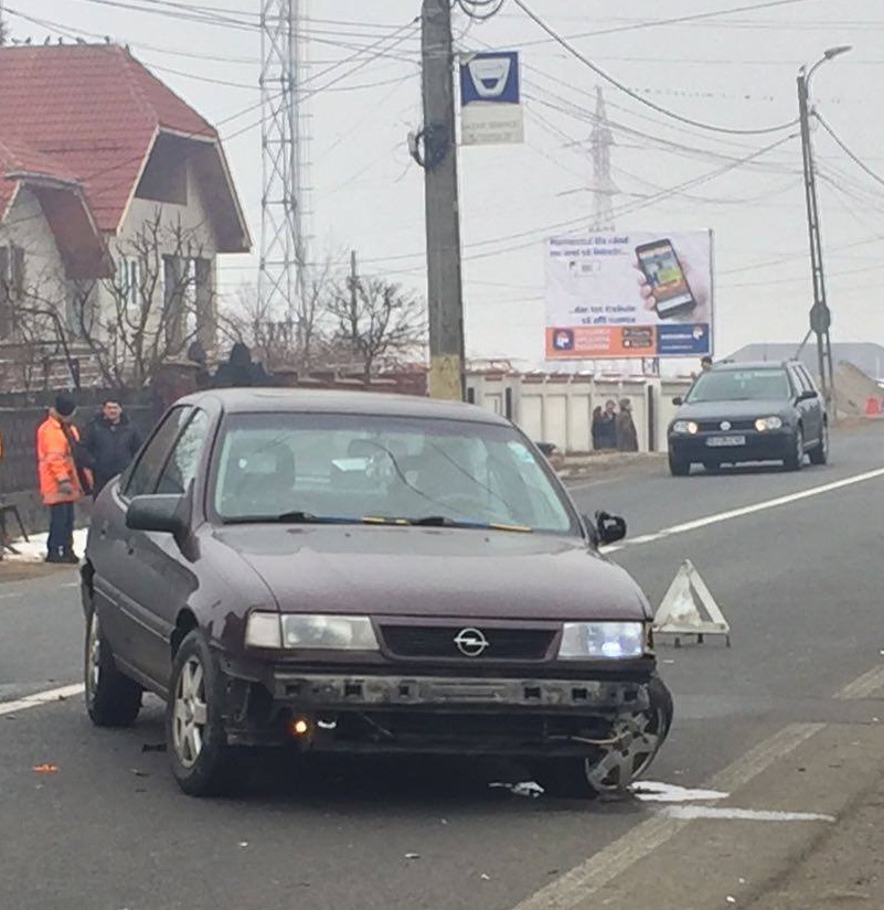 Șofer rănit și mașină proiectată în gard, după o depășire pe linie continuă