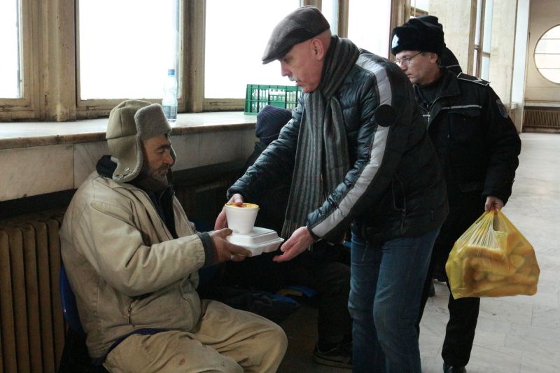 Aproape 150 de porții de mâncare caldă în Târgu-Jiu pentru oamenii străzii