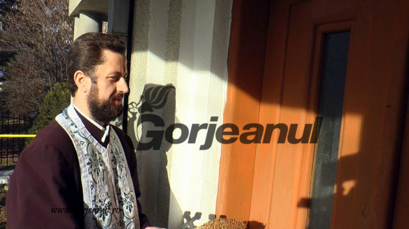 Preoții au pășit în casele gorjenilor, de Bobotează