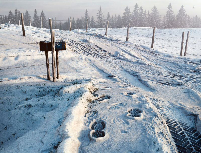 Tractor răsturnat pe un drum înclinat! Sarea și nisipul pentru deszăpezirea drumurilor din carierele CE Oltenia, la păstrare în depozite